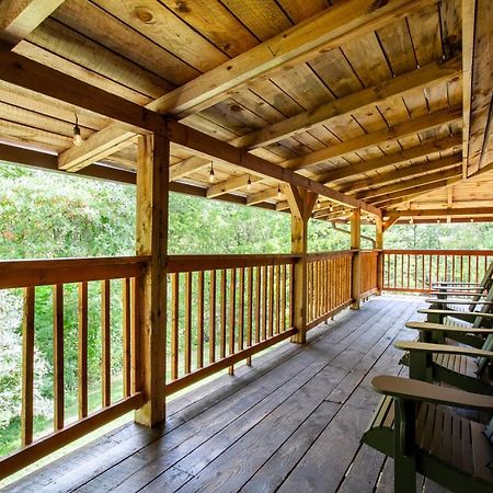 פיג'ן פורג' Forest Home Hot Tub Fire Pit Pool Table מראה חיצוני תמונה