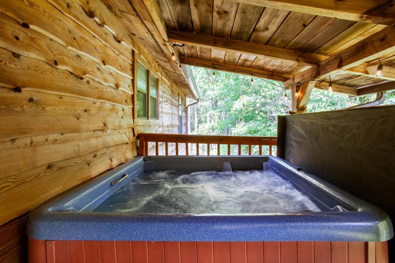 פיג'ן פורג' Forest Home Hot Tub Fire Pit Pool Table מראה חיצוני תמונה