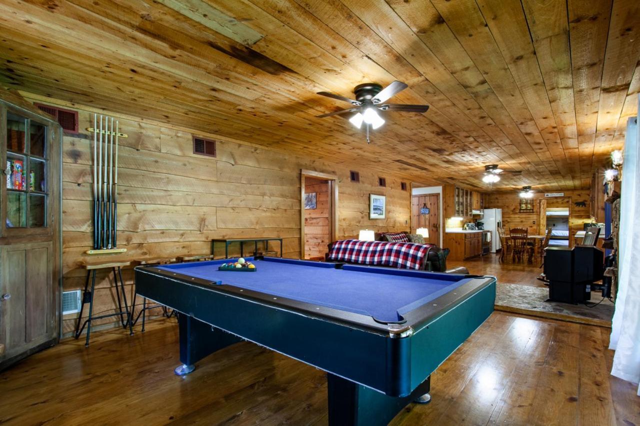 פיג'ן פורג' Forest Home Hot Tub Fire Pit Pool Table מראה חיצוני תמונה