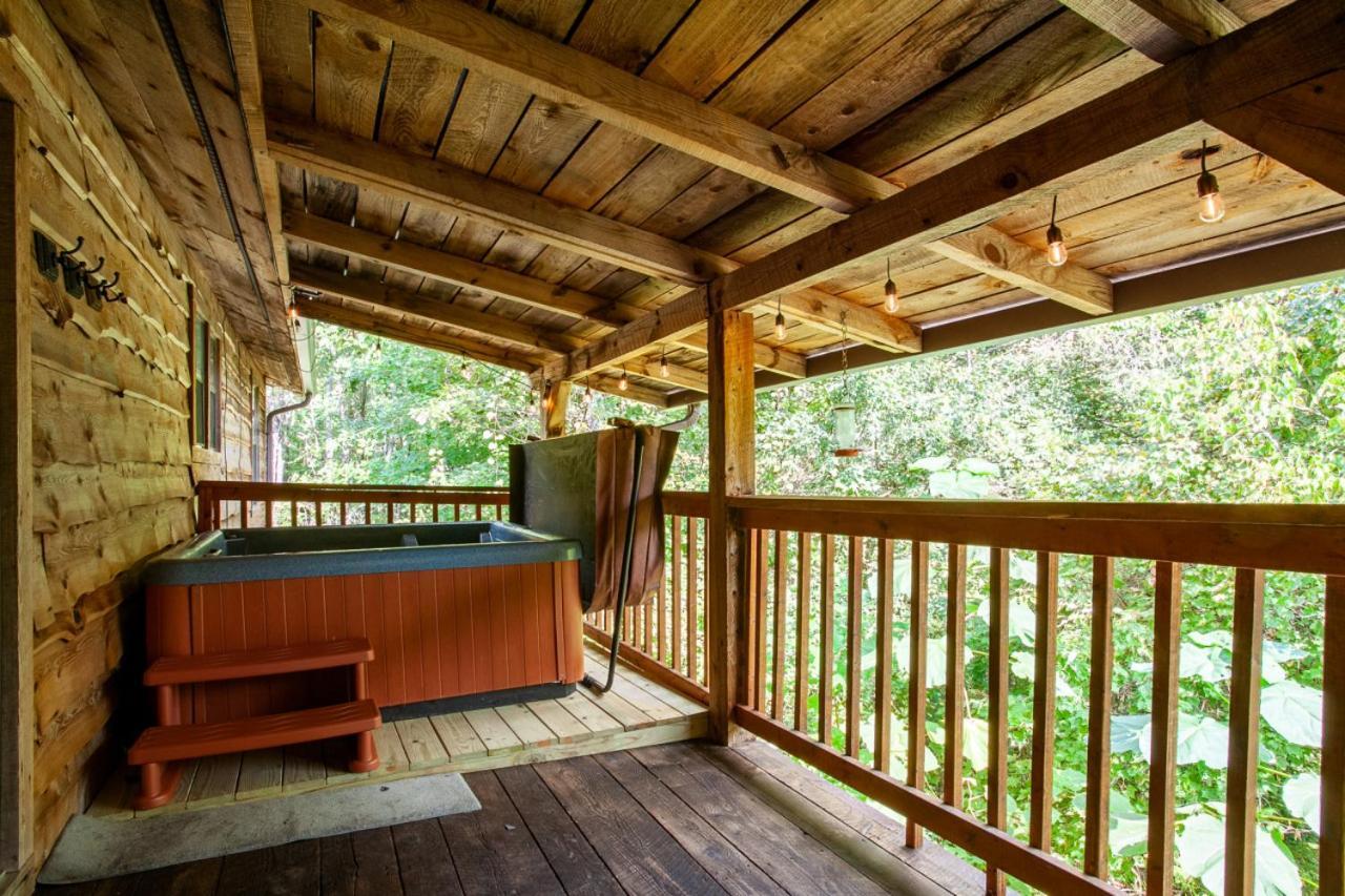 פיג'ן פורג' Forest Home Hot Tub Fire Pit Pool Table מראה חיצוני תמונה